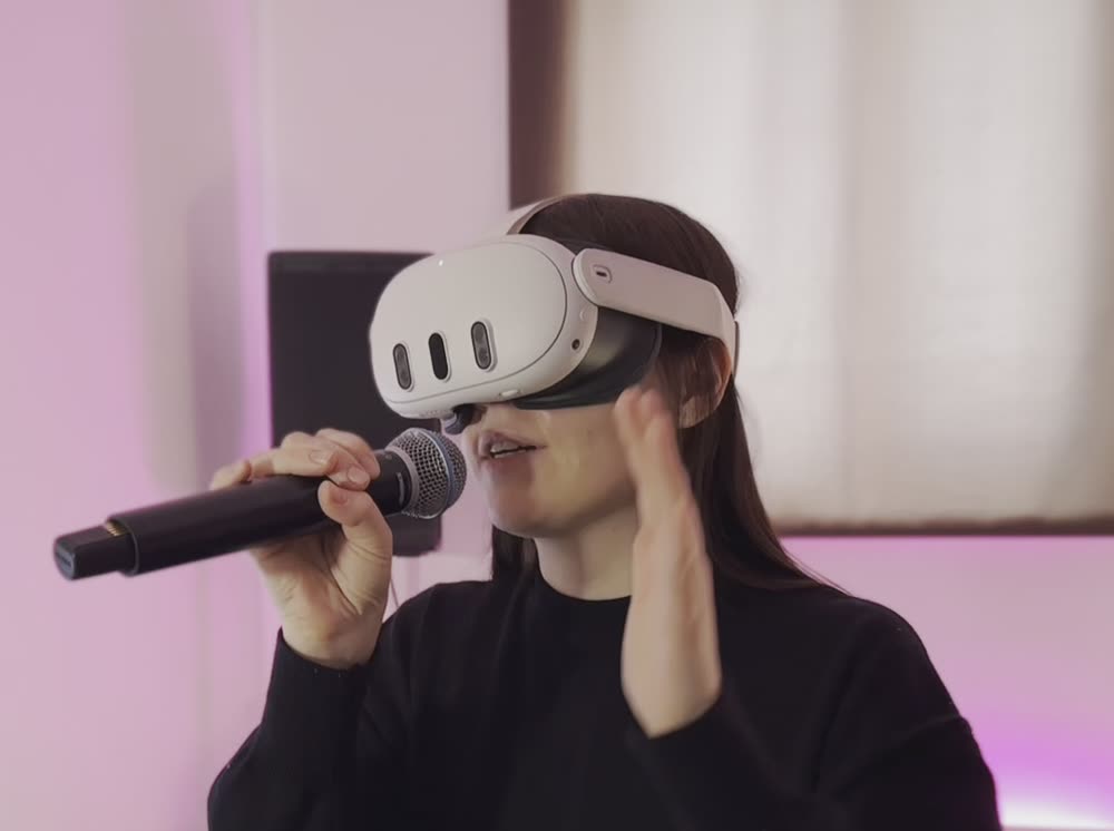 Ученица поёт на уроке в VR-очках